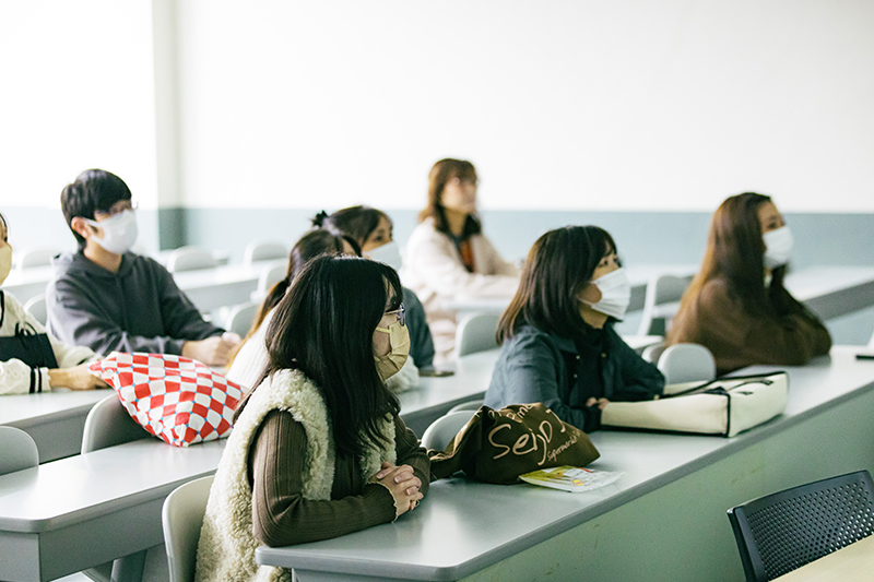 熱心に聴いている学生たち