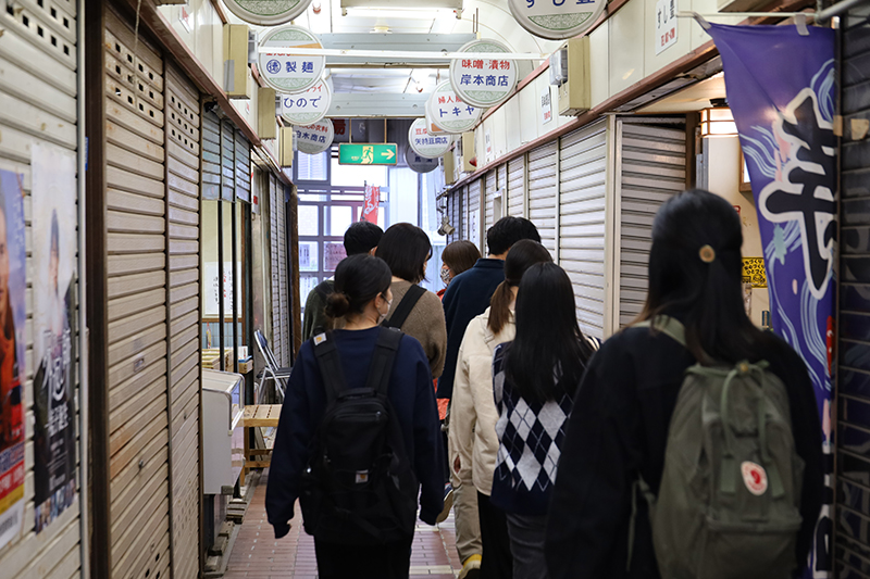 市場を見て回る学生たち