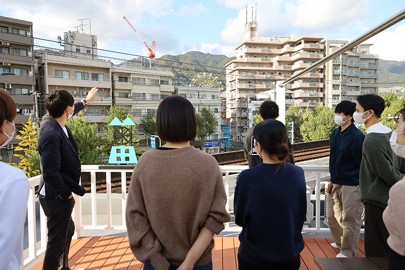 屋上から景色を見ながら