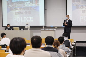 「警察官を選択肢のひとつに」。兵庫県警本部長が公務員志望の学生に特別講義