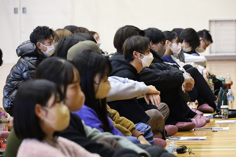 高校生の発表を聞く