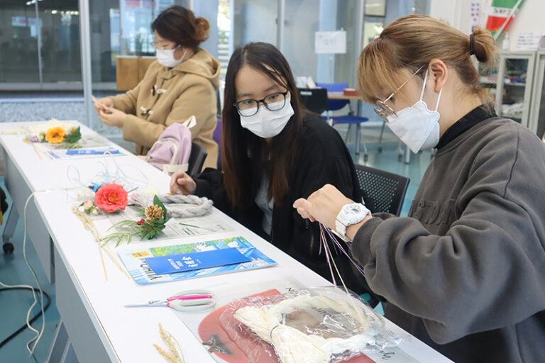 お正月を先取り！留学生と日本人学生が伝統文化『しめ飾り』づくりに挑戦のサムネイル