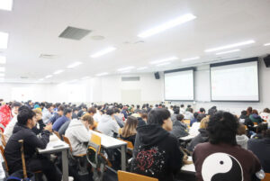 自動車・バイク・自転車通学の学生対象。『通学許可説明会』で交通ルールを徹底