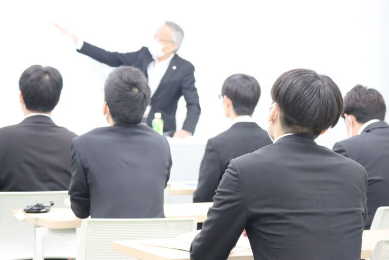 4年生を対象とした『学内企業説明会』を実施。説明会後には選考試験や面接ものサムネイル