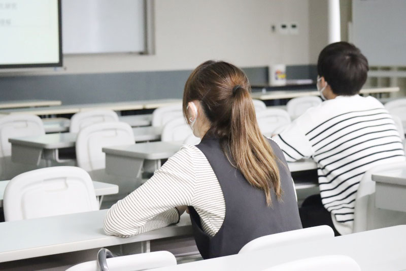 説明を聞く学生