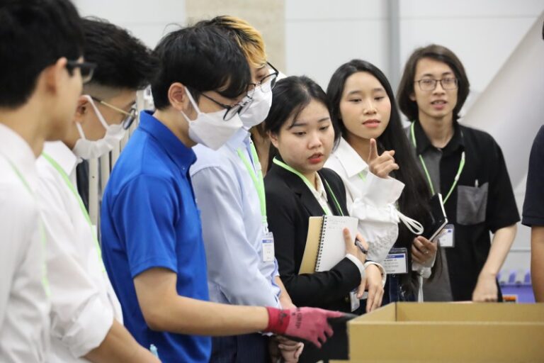 日本での就職を希望する留学生を対象に『企業見学バスツアー』を実施のサムネイル