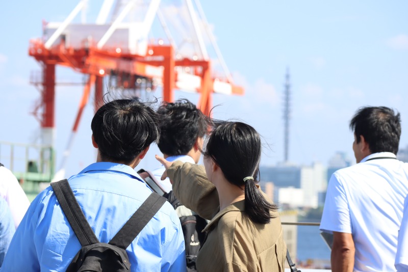 見学する学生