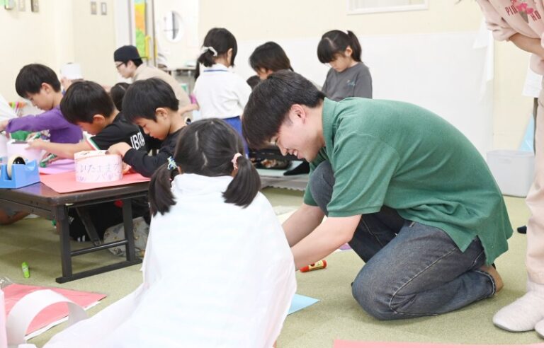 川合ゼミの学生が小学生を対象に工作教室を開催。児童たちに寄り添いながら、アイデアを形に！のサムネイル