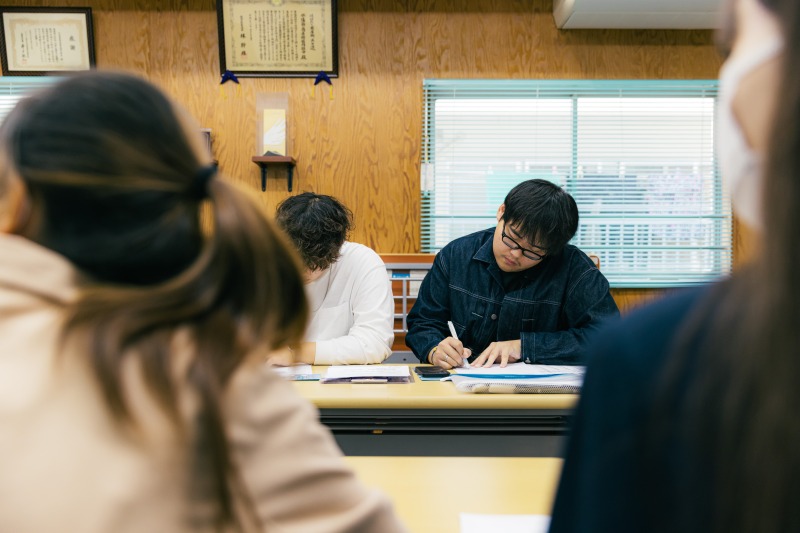 熱心にメモをする学生