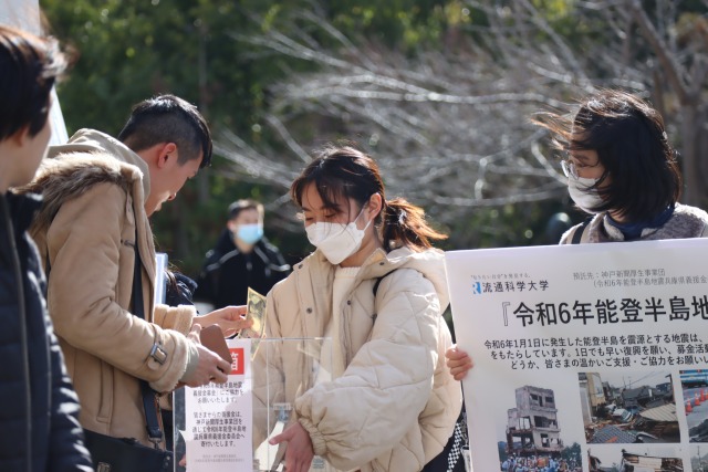 学内外で募金活動をする学生たち