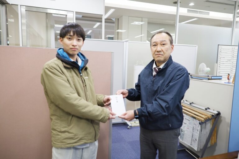 集まった募金を、代表学生が預託先の神戸新聞厚生事業団へのサムネイル