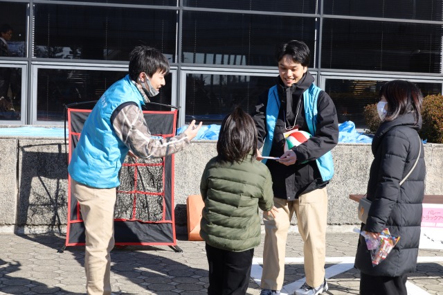 来場者と交流する学生①