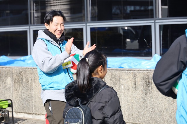 来場者と交流する学生②