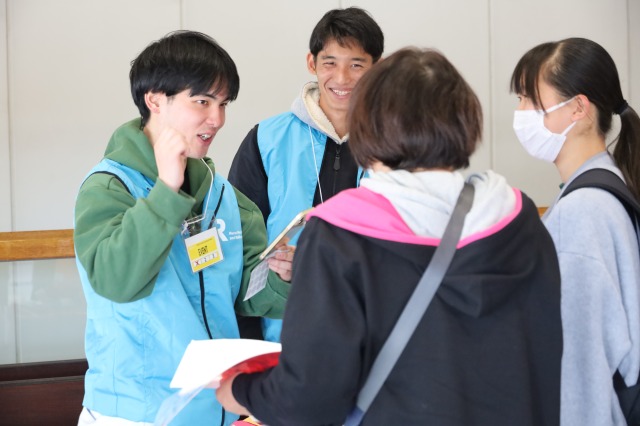 来場者と交流する学生③