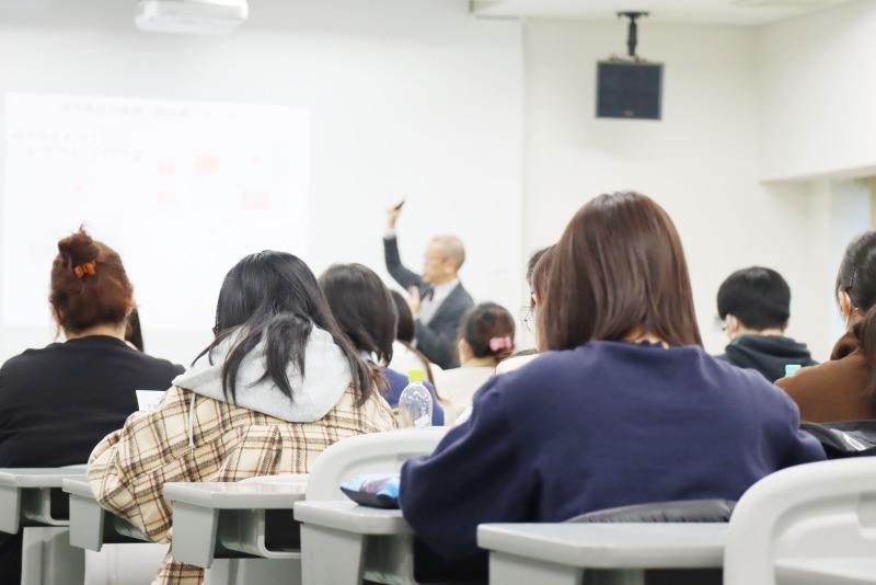 講義を聞く学生たち