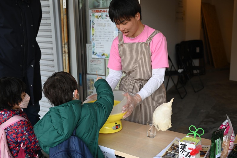 わたあめを作る子供