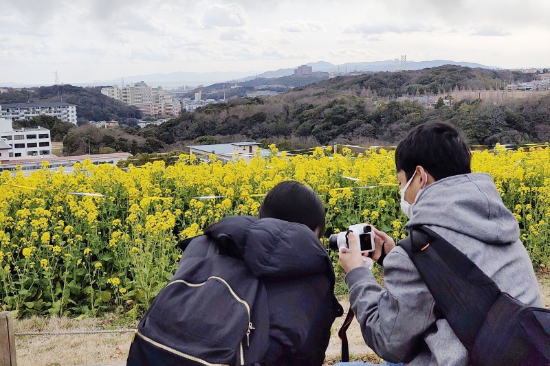 写真を撮る学生たち