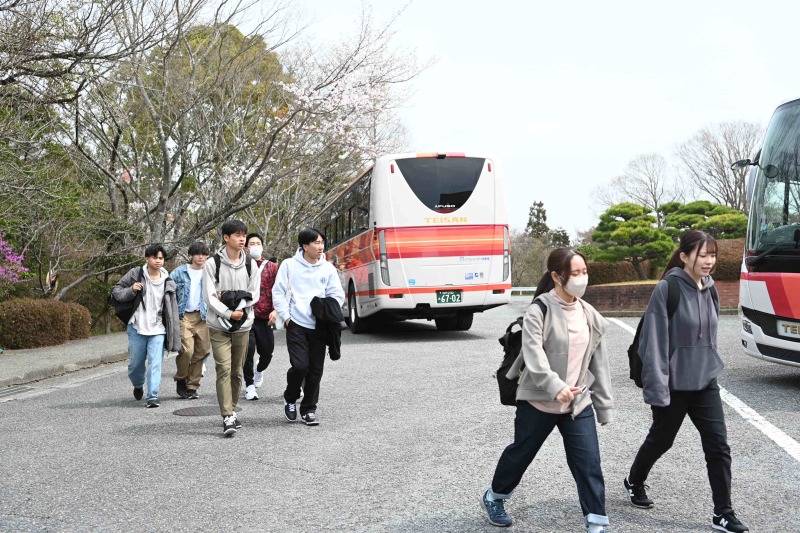 キャンプヘ向かう1年生