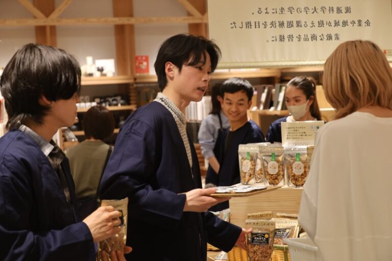 後藤ゼミの学生たちが『AKOMEYA TOKYO 阪急西宮ガーデンズ』で開発した商品の試食・販売に挑戦！のサムネイル