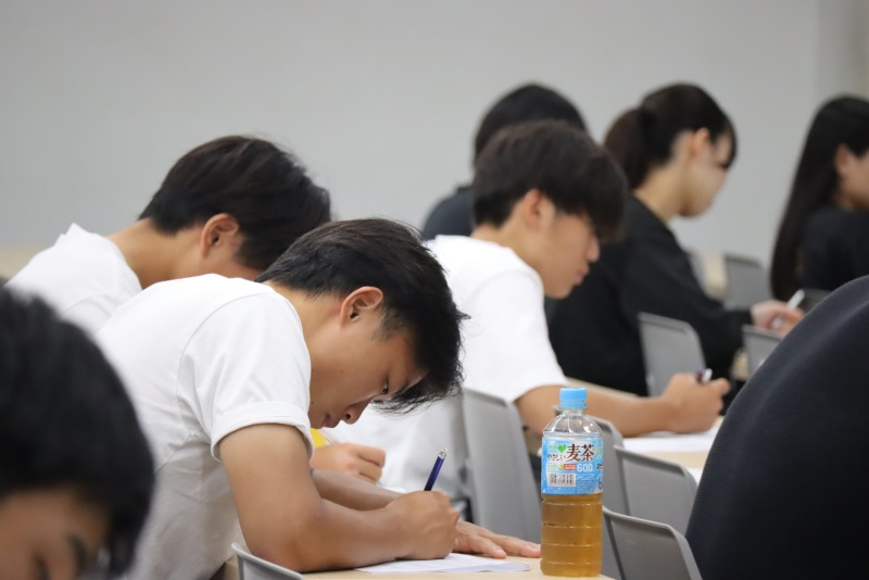 研修に取り組む学生