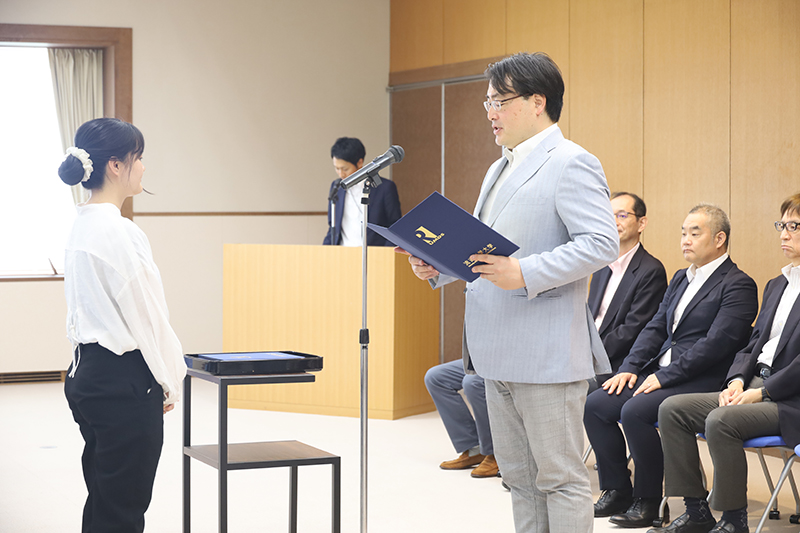 修了証書を授与