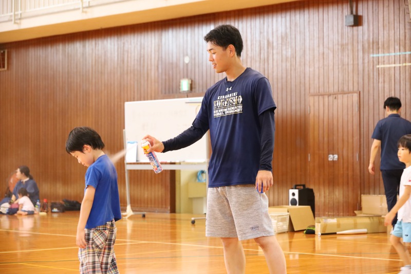 子供をサポートする学生