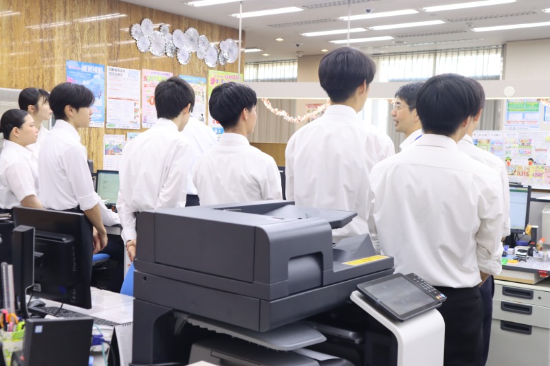 日新信用金庫社内で説明を聞く学生