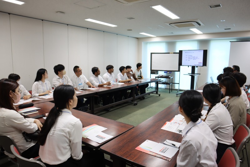 バンドー化学株式会社で説明を聞く学生