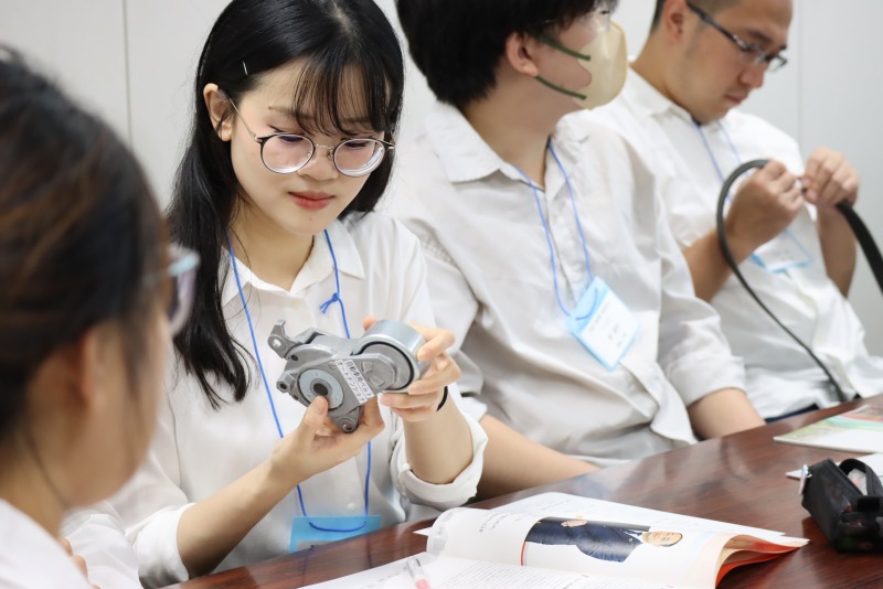 バンドー化学株式会社で説明を聞く学生