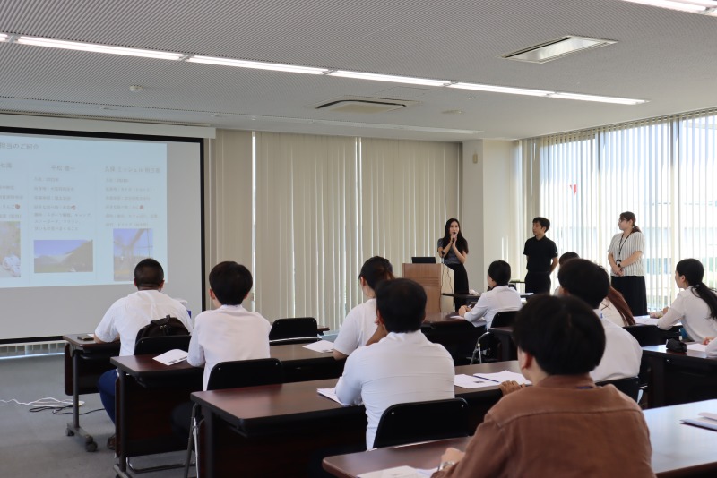 株式会社オフテクスで説明を聞く学生