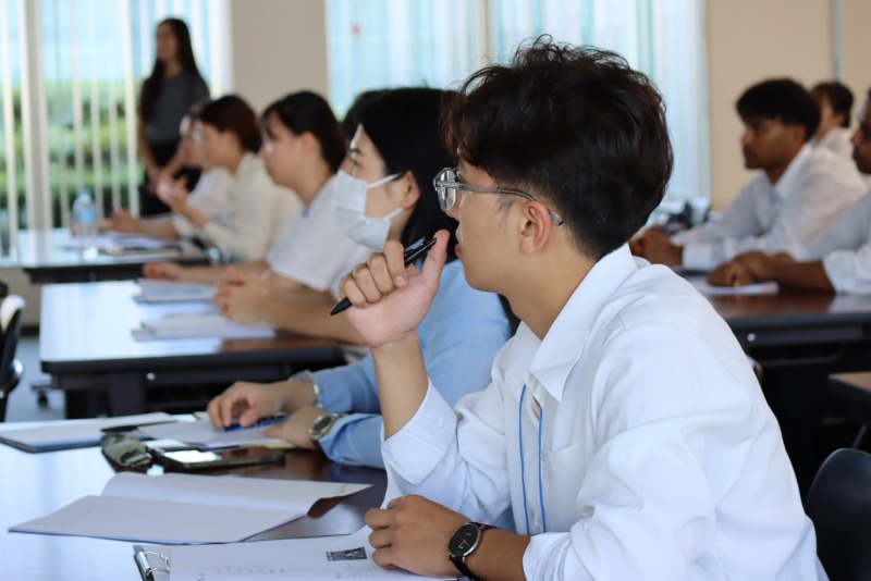 株式会社オフテクスで説明を聞く学生