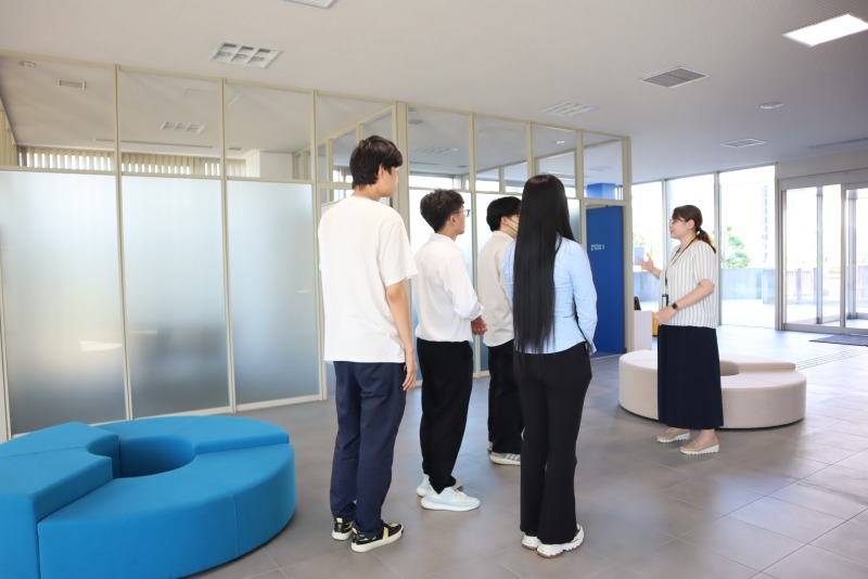 株式会社オフテクスで説明を受ける学生