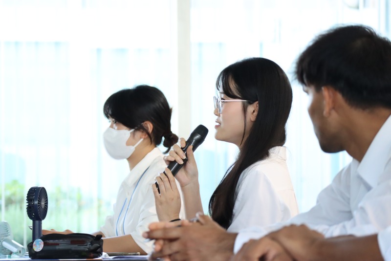 株式会社オフテクスで質疑応答を行う学生
