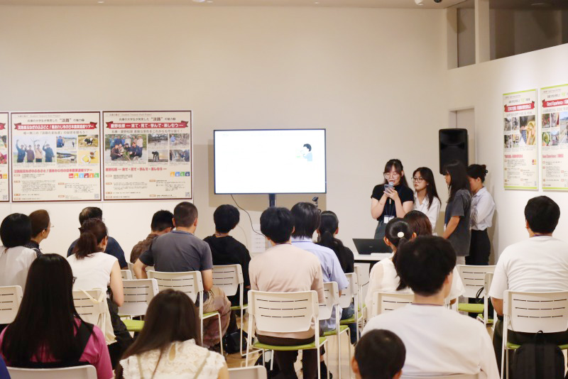 摂津エリアについて発表する留学生