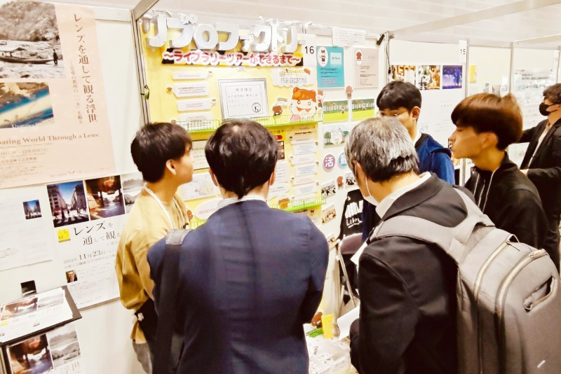 図書館総合展での学生の様子