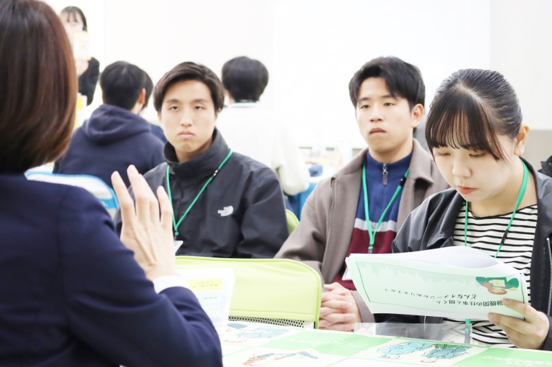 人事担当者から説明を聞く学生
