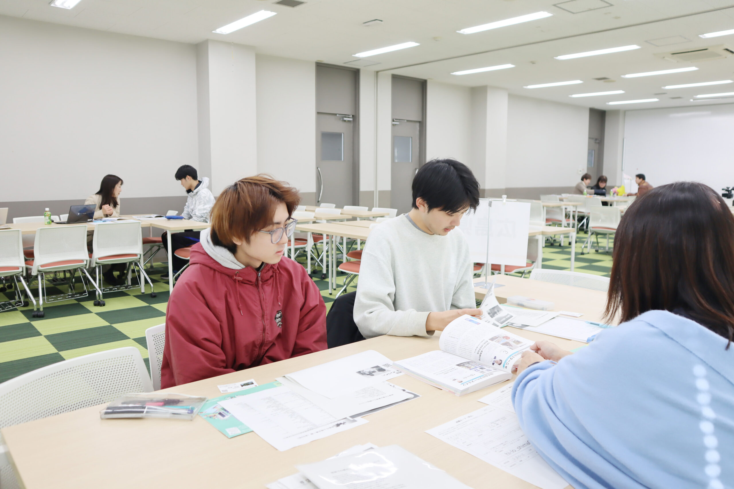 自治体ブースで話を聞く学生