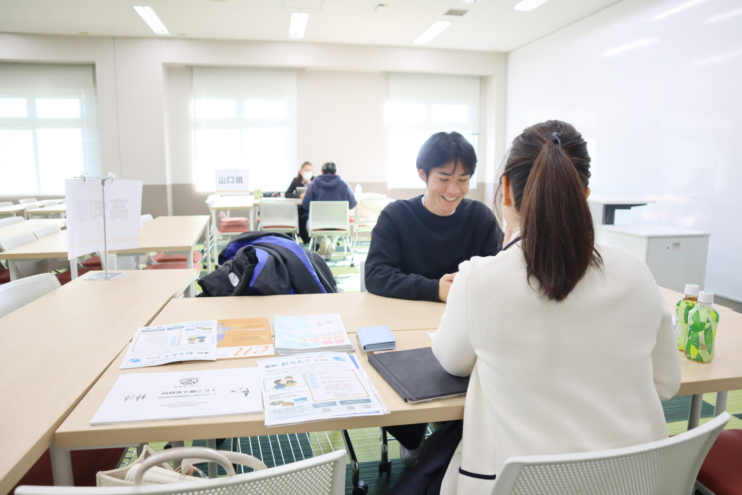 各県担当者と談笑する学生