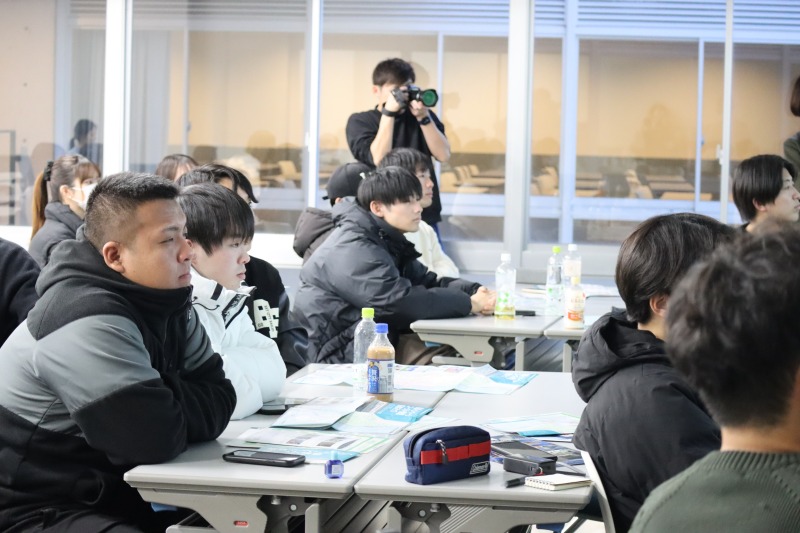 講義を聞く学生1