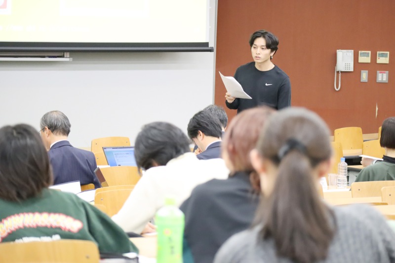 プレゼンする学生
