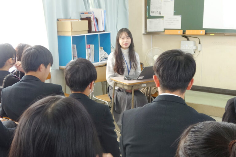 留学生14名が須磨東高校を訪問。2年生の生徒たちと国際交流のサムネイル