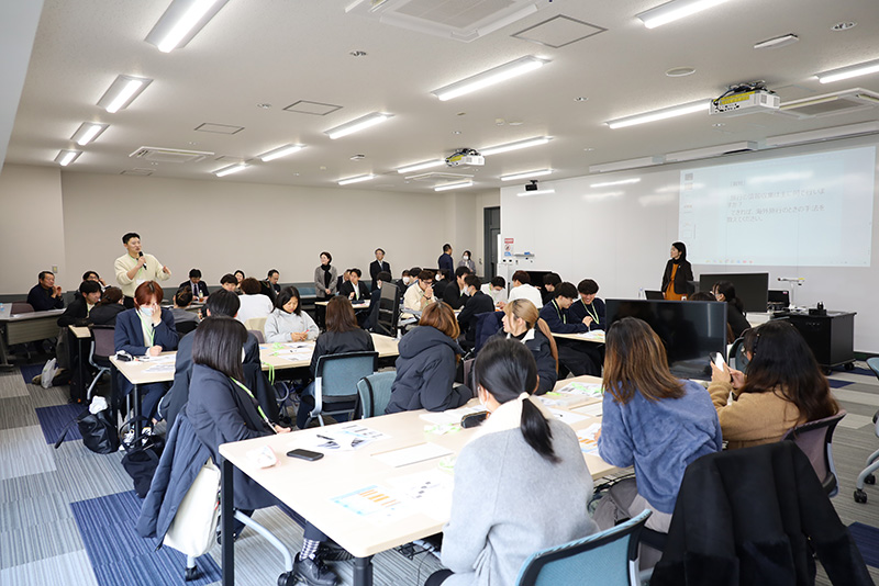 講義を聞く学生たち