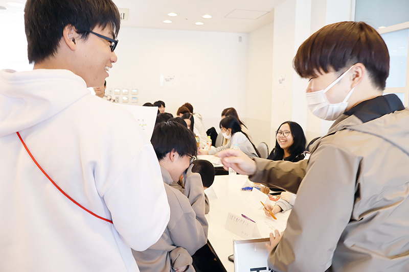場を盛り上げる上級生