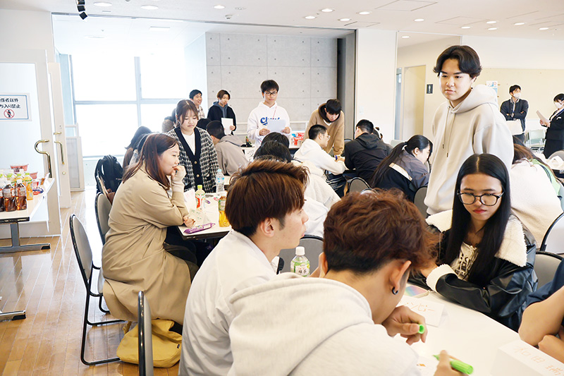 ゲームに興じる参加学生