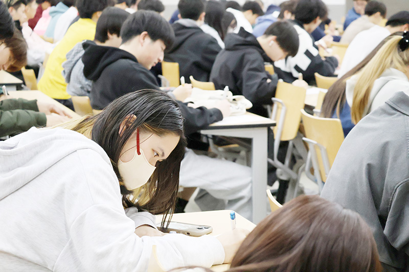 メモを取る学生