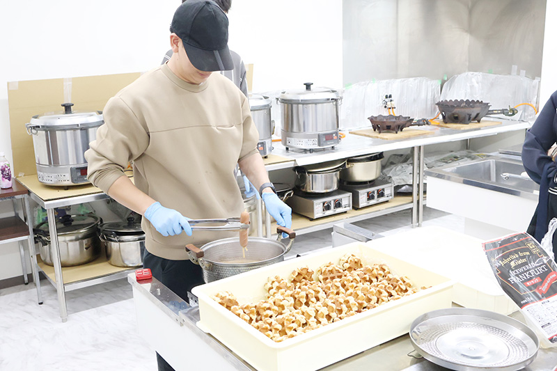 イベント準備をするゼミ生