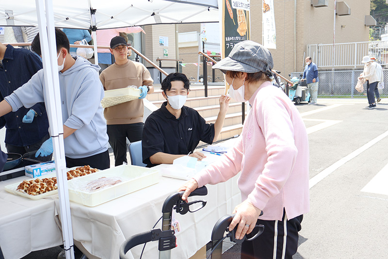地元の方を笑顔で接客