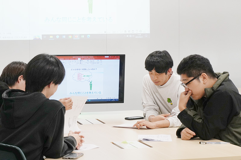 ワークに取り組むゼミ生たち