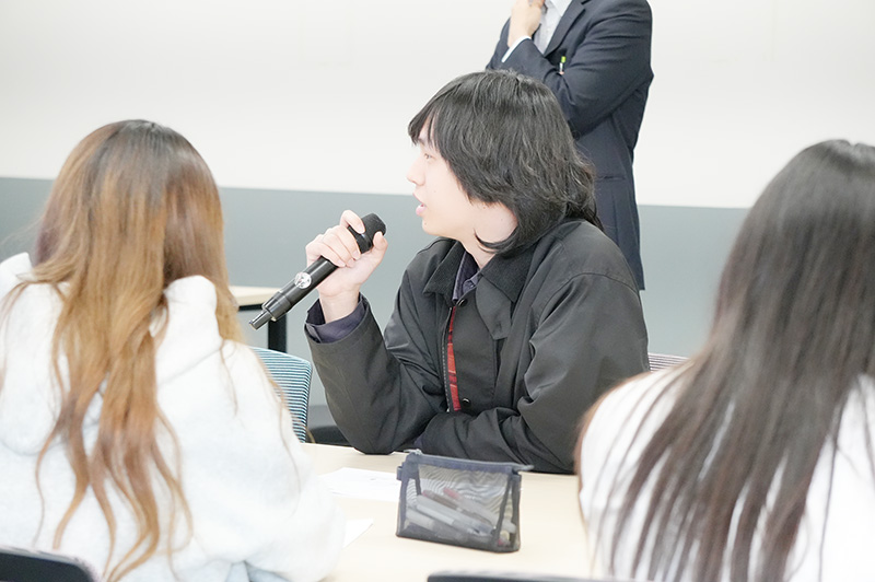質問をするゼミ生