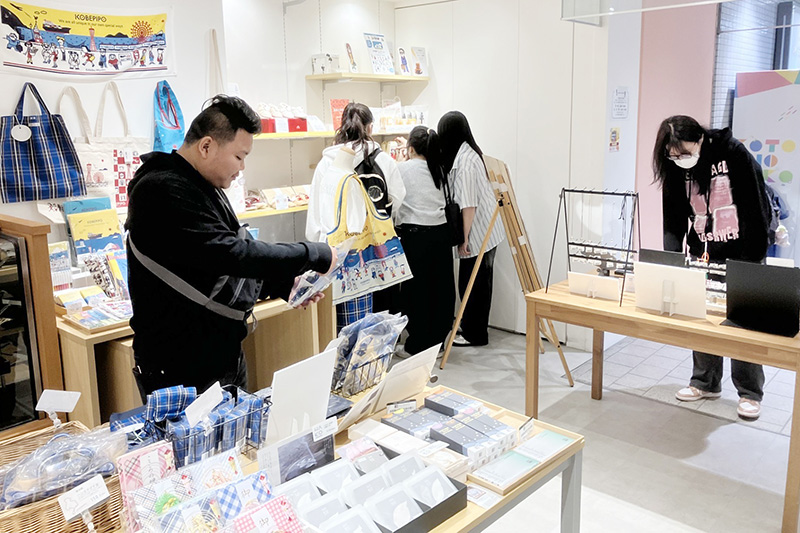 店舗を見て回るゼミ生たち
